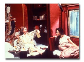 Lady Windermere (Delphine Seyrig, l. ) ldt Giovanna (Ines Sastre) in ihr Luxusabteil in der Transsibirischen Eisenbahn ein.