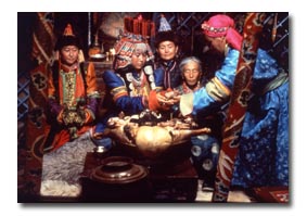 Die Nomadenprinzessin Ulun Uga (Xu Re Huar, Mi.) bietet den Touristinnen aus dem Westen ihre Gastfreundschaft an.