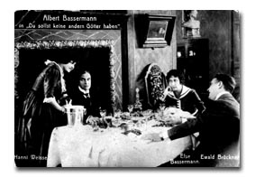 Else Bassermann (2.v.r) in einer Tischrunde