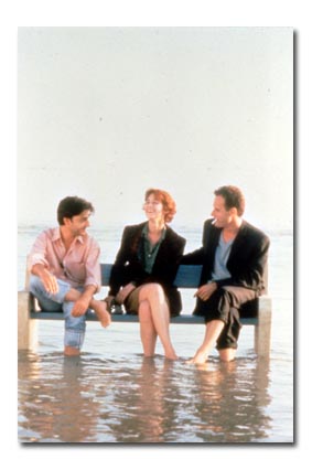 Benoit, Marie und Pierre auf einer Bank im Meer